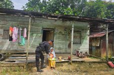 Kompi 1 Batalyon C Pelopor Bagikan Sembako, Wujud Kepedulian Jumat Berkah di Karang Joang