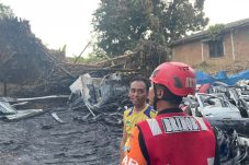 Respons Cepat Brimob Batalyon B Pelopor Tangani Kebakaran di Samarinda Ulu