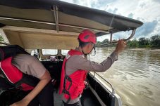 Tim SAR Brimob Batalyon B Pelopor Terjun Tangani Laka Air di Kutai Barat, 8 Orang Hilang