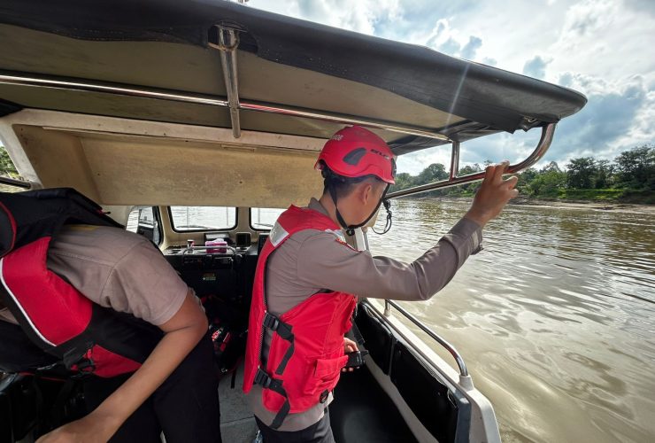 Tim SAR Brimob Batalyon B Pelopor Terjun Tangani Laka Air di Kutai Barat, 8 Orang Hilang
