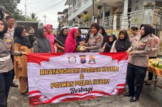 Bakti Sosial Polwan Ditlantas Polda Kaltim Bersama Bhayangkari, 200 Paket Gula Dibagikan ke Warga Baru Ilir