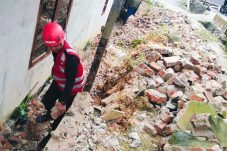 Quick Respons, Brimob Datangi TKP Tanah Longsor di Graha Indah Balikpapan