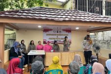 Polwan dan Bhayangkari Polda Kaltim Gelar Kegiatan Berbagi untuk Warga Sumber Rejo Balikpapan