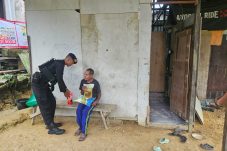 Brimob Peduli, Personel Batalyon C Pelopor Bagikan Paket Sembako Kepada Masyarakat yang Membutuhkan