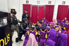 Brimob Sambut Ceria Murid TK Ya Fatih, Kenalkan Profesi di Mako Batalyon B Samarinda
