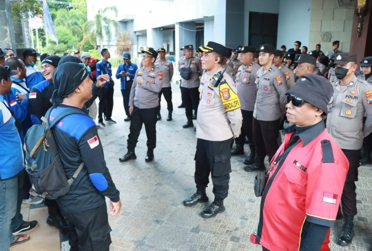 Dengan Pengamanan Humanis, Aksi Buruh Gresik Berjalan Damai dan Kondusif