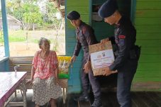 Jumat Berkah Brimob Berau: Salurkan Sembako kepada Warga Lanjut Usia di Tanjung Redeb