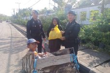 Brimob Paser Sasar Warga Kurang Mampu di Tanah Grogot Lewat Program “Jumat Berkah”