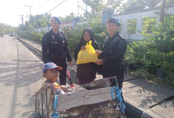 Brimob Paser Sasar Warga Kurang Mampu di Tanah Grogot Lewat Program “Jumat Berkah”