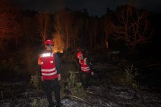 Respon Cepat Batalyon A Brimob Kaltim Bantu Padamkan Kebakaran Lahan di Balikpapan