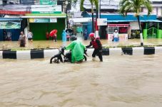 MT Haryono Balikpapan Banjir, Batalyon A Brimob Kaltim Sigap Evakuasi Warga