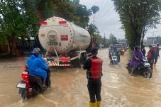 Gerak Cepat Brimob Batalyon B Tangani Banjir dan Sisir Titik Rawan di Samarinda