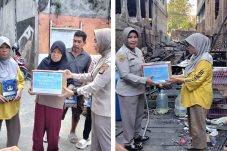 ASN Polda Kaltim Gelar Bakti Sosial Bagi Warga Terdampak Kebakaran di Pasar Baru Balikpapan