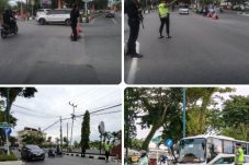 Personel Brimob Polda Kaltim Tertibkan Lalu Lintas Pagi di Depan Mako