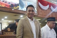 SANGATTA – Dalam upaya melindungi infrastruktur jalan dari kerusakan dini, Pemerintah Kabupaten Kutai Timur menyiapkan strategi pengendalian beban kendaraan melalui penerapan jembatan timbang. Langkah ini merupakan bagian dari pendekatan preventif yang dianggap lebih efektif dan berkelanjutan dibandingkan perbaikan secara reaktif. Pandi Widiarto dari Komisi C Dewan Perwakilan Rakyat Daerah (DPRD) Kutai Timur mengungkapkan bahwa penggunaan jembatan timbang menjadi salah satu strategi yang sedang dipersiapkan secara serius. Alat ini diharapkan dapat menjadi solusi untuk mengendalikan volume dan muatan kendaraan, khususnya kendaraan berat seperti truk dan trailer, yang berkontribusi terhadap kerusakan struktur jalan. “Menyediakan strategi jembatan timbang untuk di jalan nasional untuk volume kendaraan yang berlebihan itu bisa dikendalikan,” ujar Widiarto. Implementasi jembatan timbang ini terutama akan difokuskan pada ruas-ruas jalan nasional yang menjadi jalur utama transportasi barang dan logistik di wilayah Kutai Timur. Pengawasan yang ketat terhadap kepatuhan batas muatan sumbu kendaraan diharapkan dapat mengurangi tekanan berlebihan pada struktur perkerasan jalan, yang merupakan penyebab utama penurunan kualitas jalan secara prematur. Widiarto lebih lanjut menekankan bahwa dengan pengendalian melalui sistem jembatan timbang yang andal, investasi pembangunan dan rehabilitasi jalan dapat bertahan lebih lama sesuai dengan usia rencana yang ditetapkan. Infrastruktur jalan yang dibangun dengan biaya besar dari anggaran publik seharusnya dapat dimanfaatkan secara optimal dan berkelanjutan dalam jangka waktu yang panjang. Strategi preventif berbasis penimbangan ini diharapkan dapat memastikan bahwa “jalan yang sudah dibangun untuk 10 atau 15 tahun itu tetap bisa terjaga,” tambahnya. Pernyataan ini menunjukkan komitmen pemerintah untuk secara serius melindungi investasi infrastruktur publik dari kerusakan dini yang sebenarnya dapat dicegah. Dengan mengendalikan secara ketat beban kendaraan berlebih yang melintas, diharapkan usia pakai jalan dapat sesuai atau bahkan melampaui perencanaan teknis awal, sehingga menghemat anggaran pemeliharaan jangka menengah dan panjang. Keberadaan dan operasi jembatan timbang yang dikelola secara profesional juga akan mendukung penegakan peraturan lalu lintas dan angkutan jalan mengenai batas muatan maksimum. Langkah pengawasan ini tidak hanya akan memperpanjang umur layan infrastruktur jalan, tetapi juga secara simultan meningkatkan aspek keselamatan lalu lintas bagi semua pengguna jalan. Dengan penerapan strategi jembatan timbang yang terintegrasi dengan penegakan hukum yang konsisten, Pemerintah Kabupaten Kutai Timur berharap dapat menekan angka dan laju kerusakan jalan secara signifikan. Langkah ini juga diharapkan dapat mengoptimalkan alokasi anggaran pemeliharaan untuk dialihkan ke program pembangunan infrastruktur baru dan peningkatan kualitas layanan publik lainnya yang lebih dibutuhkan masyarakat.