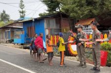 Rayakan HUT Brimob ke-80, Satgas Tindak Sektor Paniai Gelar Bakti Sosial Berbagi Paket Makanan untuk Warga Paniai