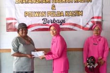 Polwan Polda Kaltim dan Bhayangkari Daerah Kaltim Gelar Kegiatan Berbagi di Kebun Toga Warna Warni Balikpapan