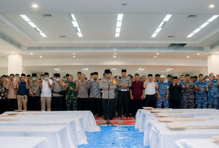 Kapolda Sumbar Pimpin Shalat Jenazah 24 Korban Banjir di Masjid Raya Al Minangkabawi