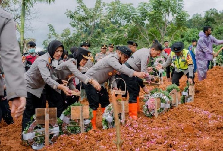 Penuh Duka dan Penghormatan, Polda Sumbar Antar 24 Korban Bencana ke Peristirahatan Terakhir