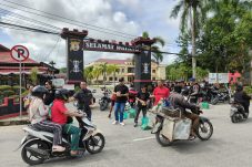 Brimob Polda Kaltim & HDCI Bagikan Makanan dan Beras Gratis kepada Warga Samarinda