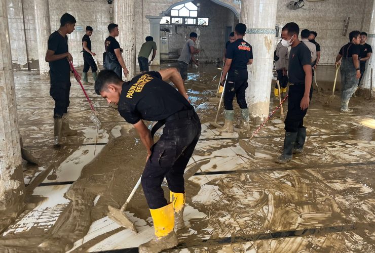 Usai Dibersihkan Personel Polri, Masjid Terdampak Bencana di Aceh Kini Bisa Dipakai Warga