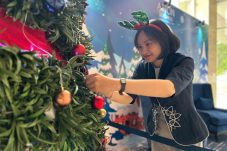 Unik dan Berkelanjutan, Aston Sidoarjo Hadirkan Pohon Natal dari 2025 Bonggol Nanas