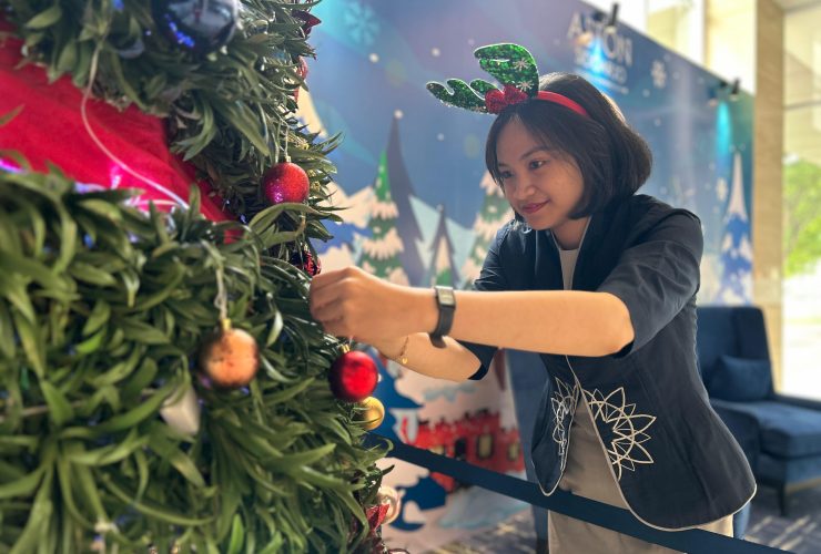 Unik dan Berkelanjutan, Aston Sidoarjo Hadirkan Pohon Natal dari 2025 Bonggol Nanas