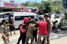 Respons Cepat Batalyon A Brimob Kaltim Atasi Laporan Warga Terkait ODGJ yang Mengamuk di Depan Minimarket