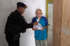 Sentuhan Kemanusiaan di Balikpapan Utara, Brimob Kaltim Salurkan Sembako Jumat Berkah bagi Lansia