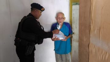 Sentuhan Kemanusiaan di Balikpapan Utara, Brimob Kaltim Salurkan Sembako Jumat Berkah bagi Lansia