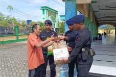 Wujud Kepedulian Sesama, Brimob Berau Salurkan Bantuan Sembako Lewat Program “Jumat Berkah