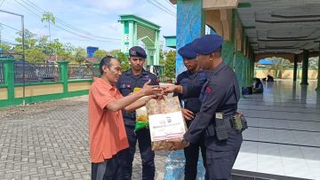 Wujud Kepedulian Sesama, Brimob Berau Salurkan Bantuan Sembako Lewat Program “Jumat Berkah
