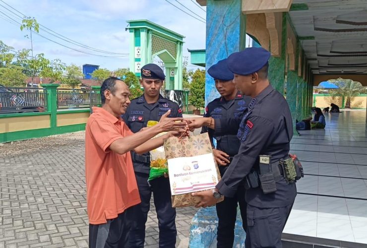 Wujud Kepedulian Sesama, Brimob Berau Salurkan Bantuan Sembako Lewat Program “Jumat Berkah