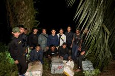 Satgas Pamtas RI-Malaysia Yonkav 13/Satya Lembuswana Gagalkan Upaya Penyelundupan Miras Ilegal di Perbatasan