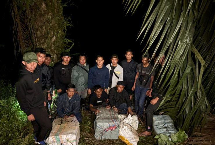 Satgas Pamtas RI-Malaysia Yonkav 13/Satya Lembuswana Gagalkan Upaya Penyelundupan Miras Ilegal di Perbatasan