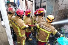 Bangunan Dua Lantai di Balikpapan Selatan Terbakar, Brimob Kaltim Sigap Padamkan Api