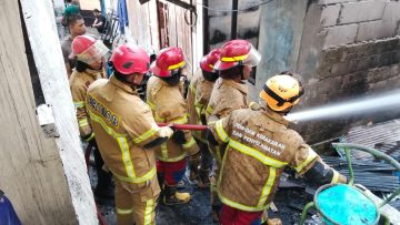Bangunan Dua Lantai di Balikpapan Selatan Terbakar, Brimob Kaltim Sigap Padamkan Api