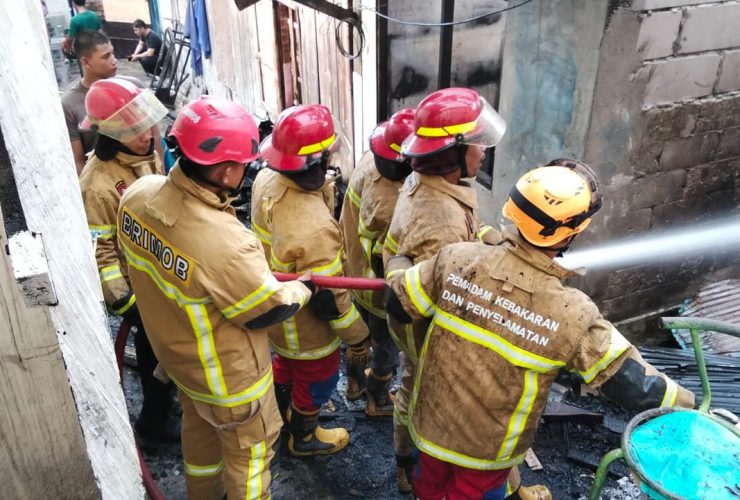Bangunan Dua Lantai di Balikpapan Selatan Terbakar, Brimob Kaltim Sigap Padamkan Api