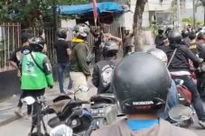 Ratusan Arek Suroboyo Geruduk Kantor Ormas