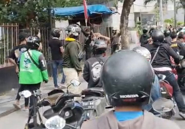 Ratusan Arek Suroboyo Geruduk Kantor Ormas