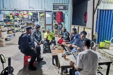 Tim Patroli Batalyon C Brimob Kaltim Sambang Warga di Balikpapan Utara, Ingatkan Ojol Soal Keamanan