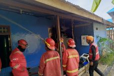 Respon Cepat Kompi 3 Brimob Berau di Lokasi Kebakaran, Bantu Evakuasi Warga Rinding