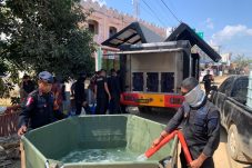 Polri Salurkan Air Bersih dan Bagikan Masker untuk Warga Terdampak Banjir di Nagan Raya