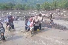 Polri Terus Evakuasi Warga dan Mengamankan Harta Benda di Candipuro: Bergerak Cepat Selamatkan Masyarakat