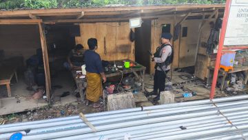 Tim Patroli Batalyon C Brimob Kaltim Sambang Pekerja Lapangan, Ingatkan Waspada dan Keselamatan Kerja