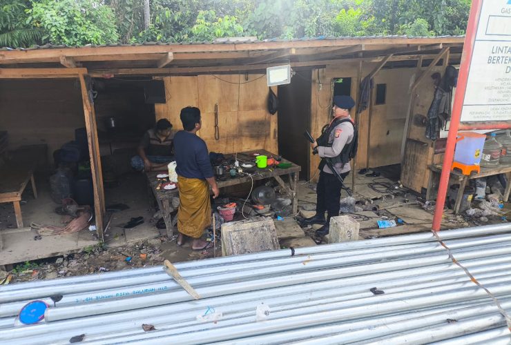 Tim Patroli Batalyon C Brimob Kaltim Sambang Pekerja Lapangan, Ingatkan Waspada dan Keselamatan Kerja