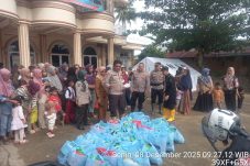 Polda Sumbar Salurkan Bantuan untuk Ibu dan Balita Terdampak Banjir Bandang di Nanggalo