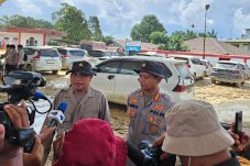 Kapolres Aceh Tamiang Cek Mobil Terdampak Banjir, Bantah Isu Mayat di Dalam Kendaraan