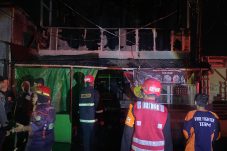 Ruko Hangus di Sempaja Selatan, Tim Respon Bencana Batalyon B Brimob Kaltim Sigap Berikan Pertolongan