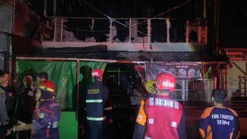 Ruko Hangus di Sempaja Selatan, Tim Respon Bencana Batalyon B Brimob Kaltim Sigap Berikan Pertolongan